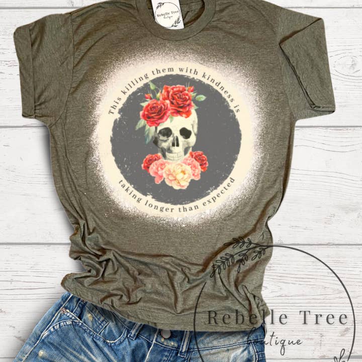 T-shirt Killing them with Kindness pour la vente par Rebelle Tree Boutique