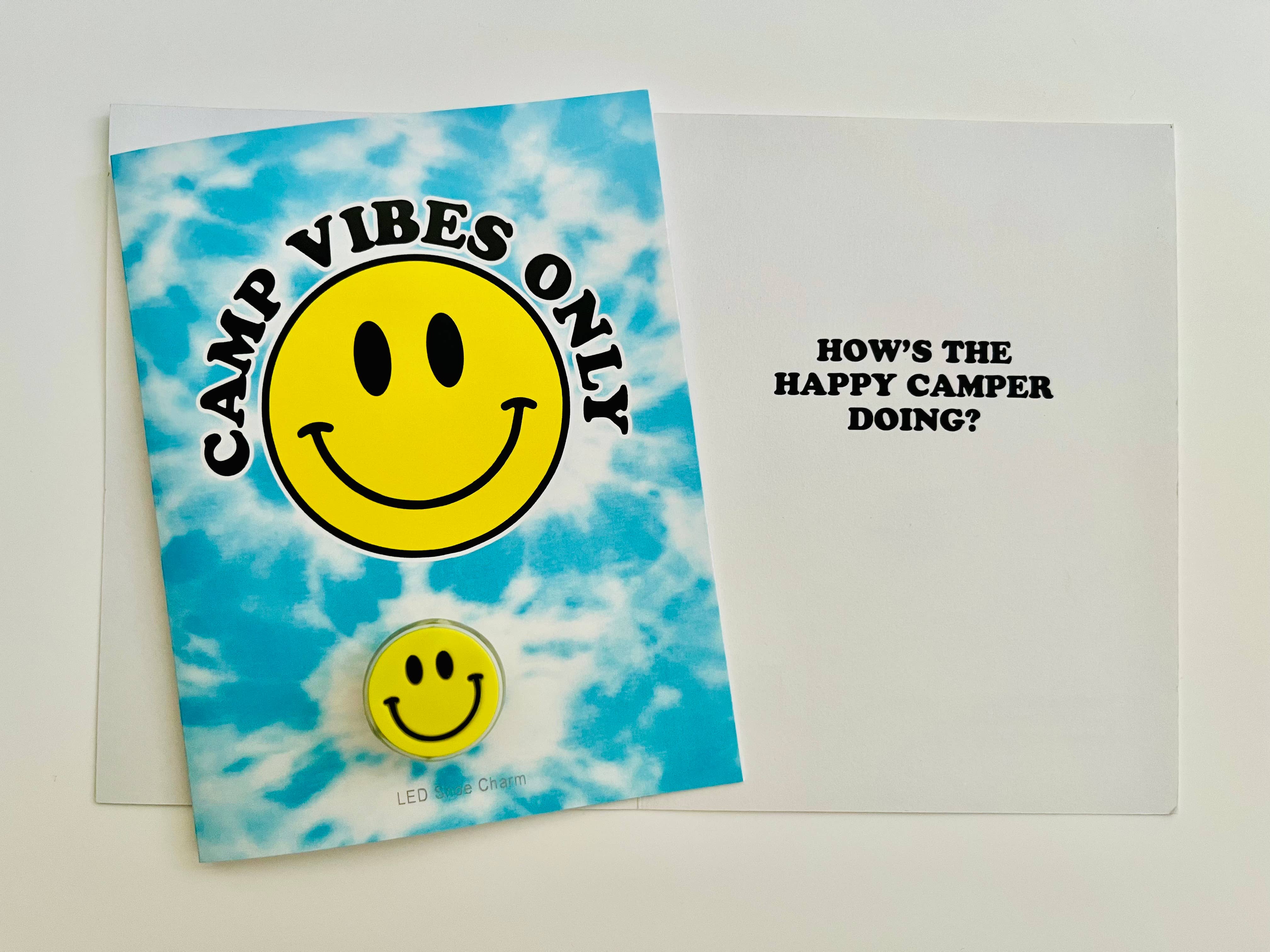 Sunny Marshmallow - Venta al por mayor Tarjetas de felicitación - Abalorio para zapatos Camp Vibes Only, con forma de cara sonriente LED1