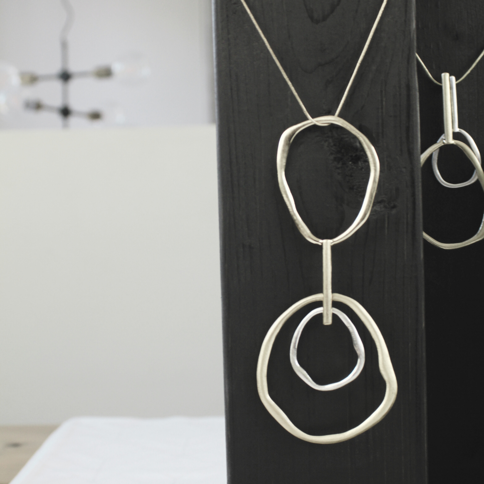 Dansk Copenhagen - Vendita all'ingrosso Collana con ciondolo/pendaglio - Collana Mega Statement regolabile a 2 toni Elysian IN:STORE con placcatura in argento8