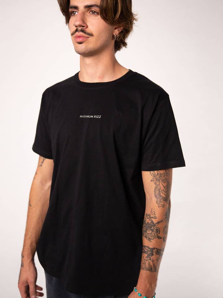 Maximum Rizz | Geborduurd T-shirt van biologisch katoen voor heren voor wholesale door Fashion Drinks