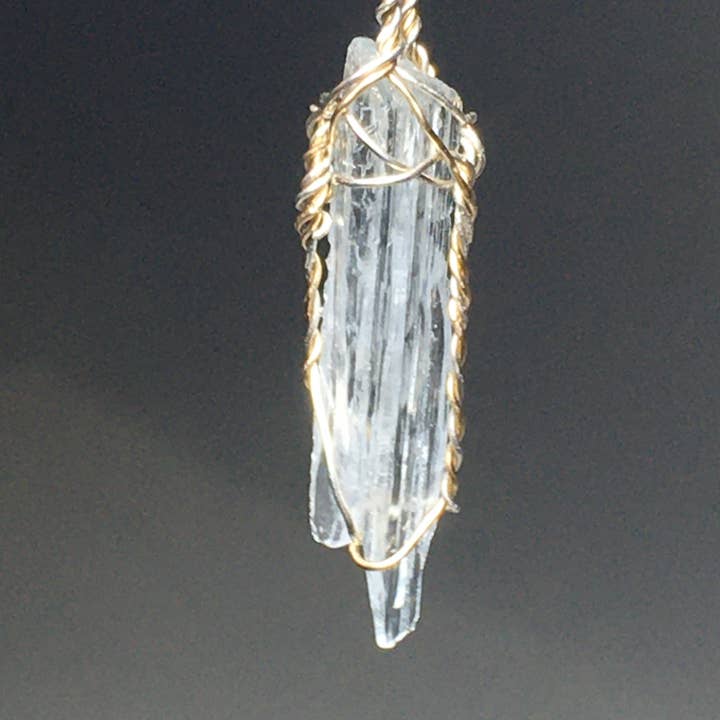 Akvamarintråd viklet 925 sølv og guld vedhæng for engroshandel hos Wildheart Crystals