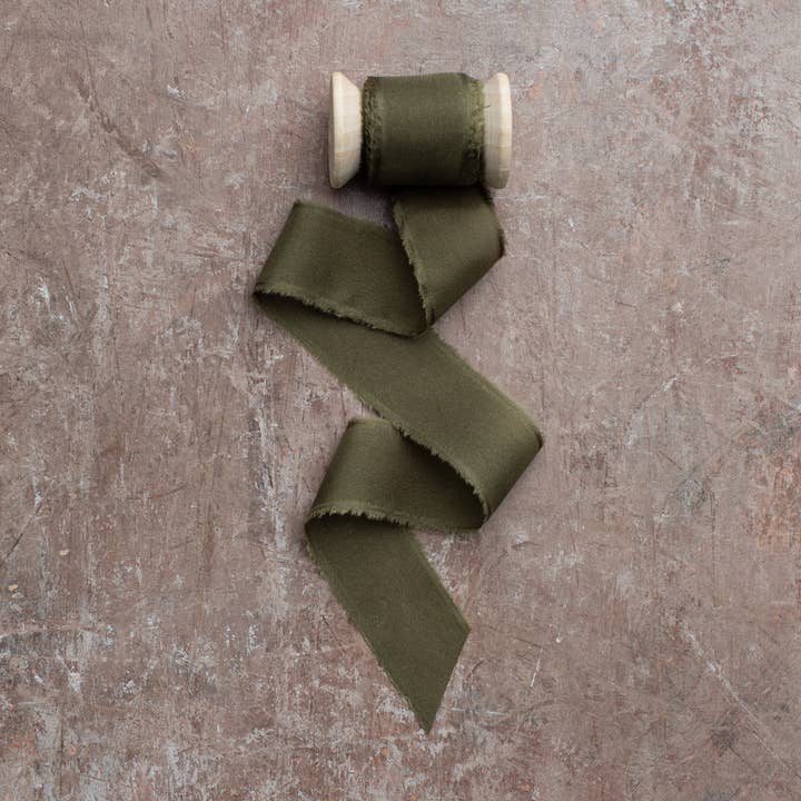 Ruban en soie Habotai #101 olive pour la vente par Big Daisy