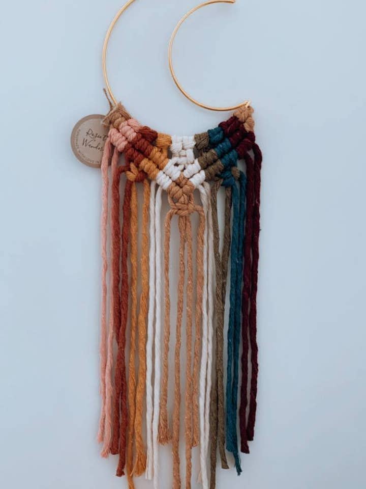 Tenture murale en forme de lune arc-en-ciel — Pride Moon — Chambre d'enfant pour la vente par Rosie the Wanderer, Handmade Macramé