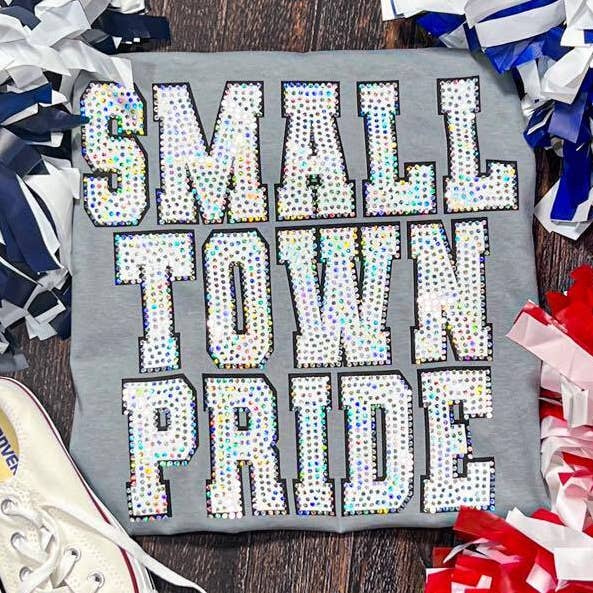 Small Town Pride White Spangle voor wholesale door The Dirty Cowgirl Apparel