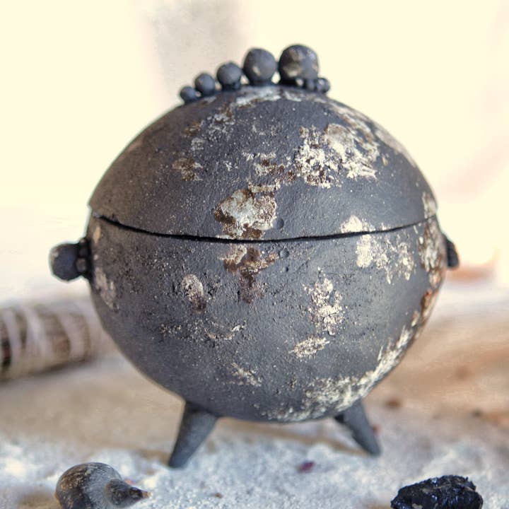 Large Black Moon Cauldron for wholesale by Nuria Vela Ceramica