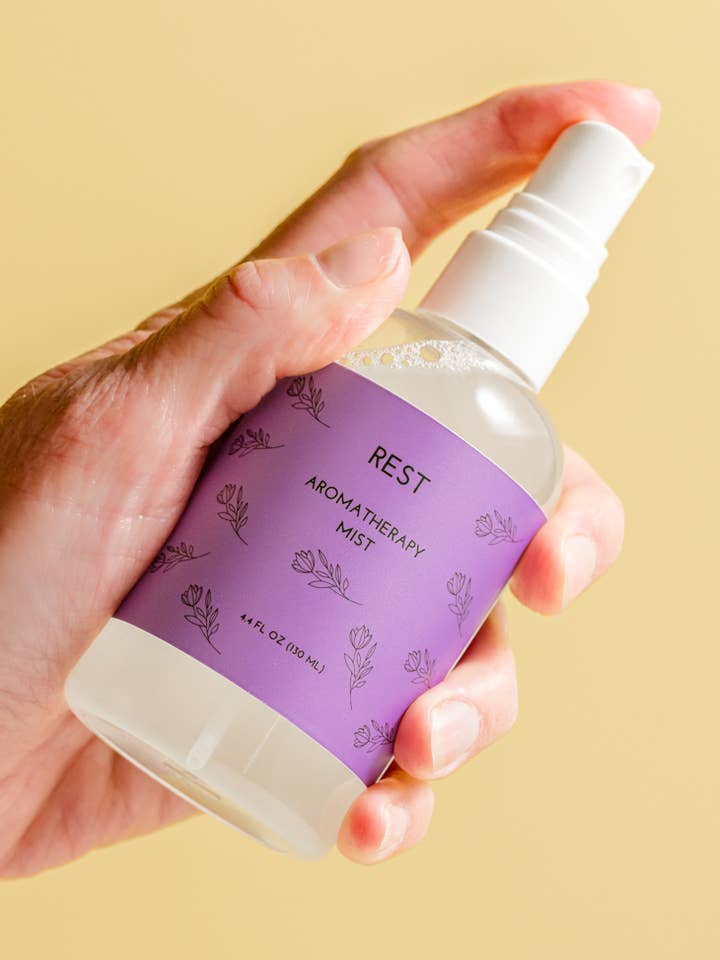 Nebbia Aromaterapica REST - Spray Multiuso Rosa Lavanda per la vendita all'ingrosso da parte di Wildflower Rituals