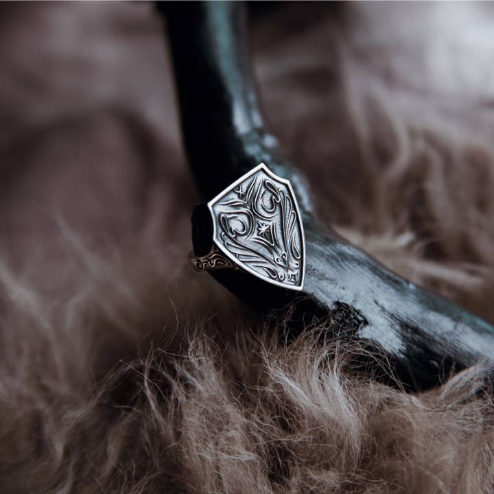 Bague Bouclier d'Ilmarë pour la vente par Nyxturna