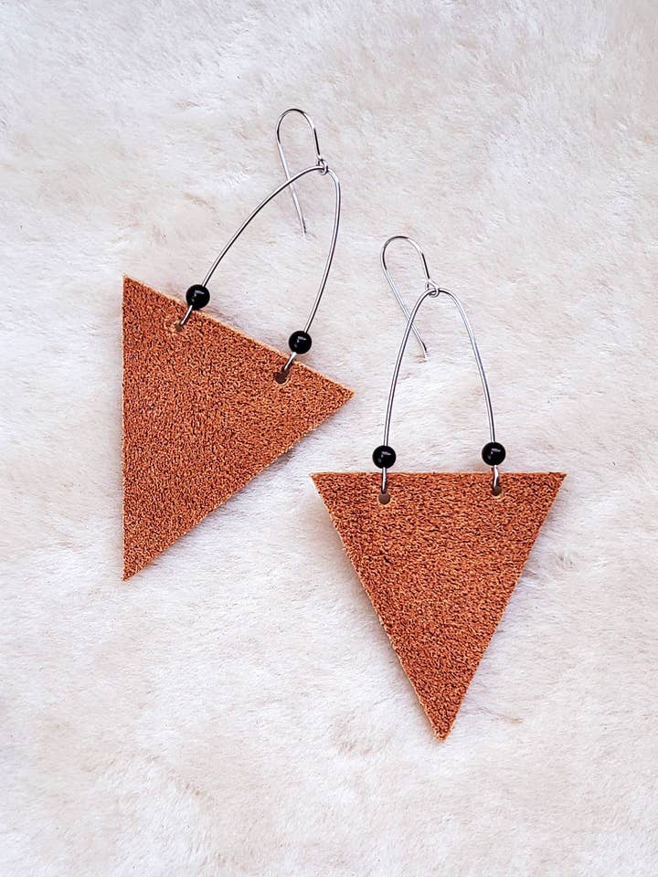 brincos de couro isósceles - conhaque por atacado de Coral and Pine Jewelry