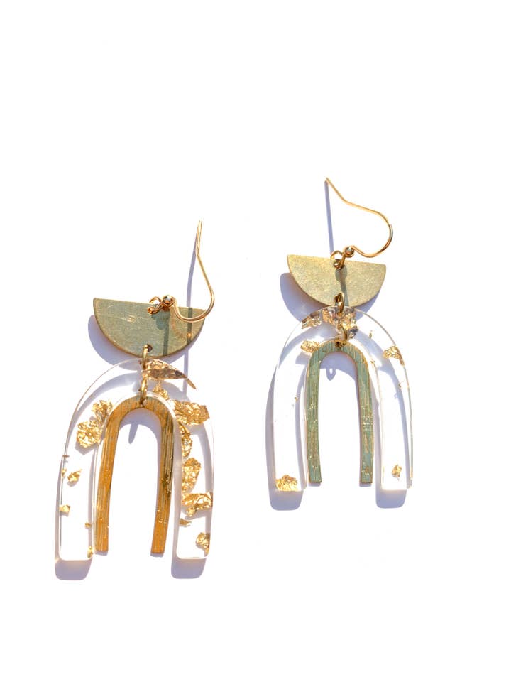 Boucles d'oreilles arc-en-ciel doubles en acétate doré moderne pour la vente par Plum and Senna Designs