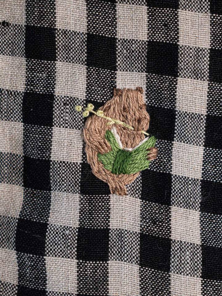 Capybara Bok (2,6x3,8 cm) | Handgjord Broderi för wholesale av La Petite Alice