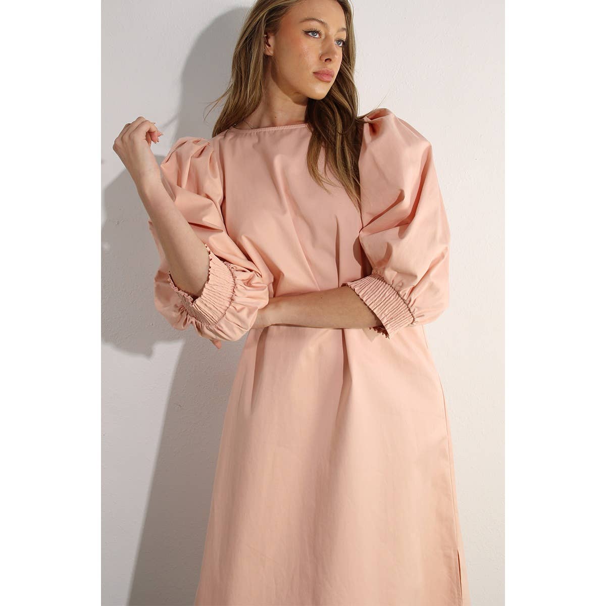 ERRÖTEN MIDIKLEID MIT BALLONÄRMELN für den Großhandel auf Faire2