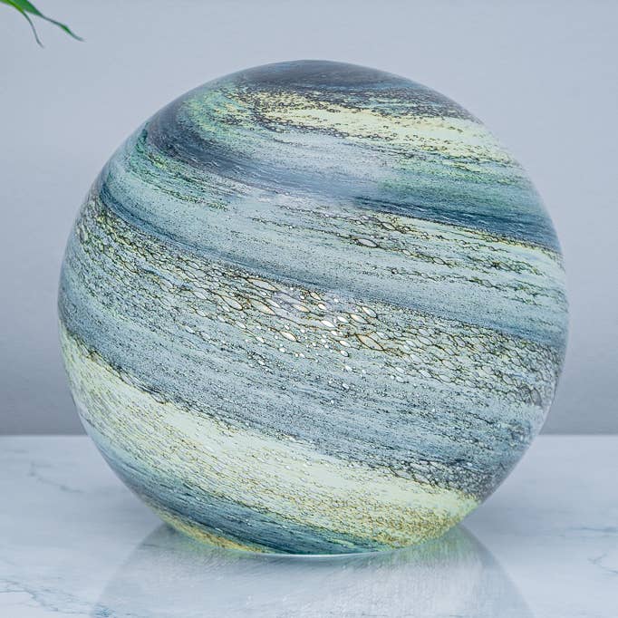 Sand & Sea | Lampe de table en verre soufflé à la main | Ronde de 18 cm pour la vente par L. GLOW Home