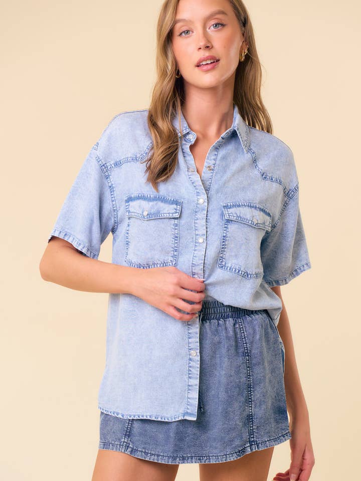 Doe and Rae – Engroshandel Skjorte med buttondown – til kvinder – KORTÆRMET OVERDIMENSIONERET DENIM SKJORTE MED KNAP - 43949T