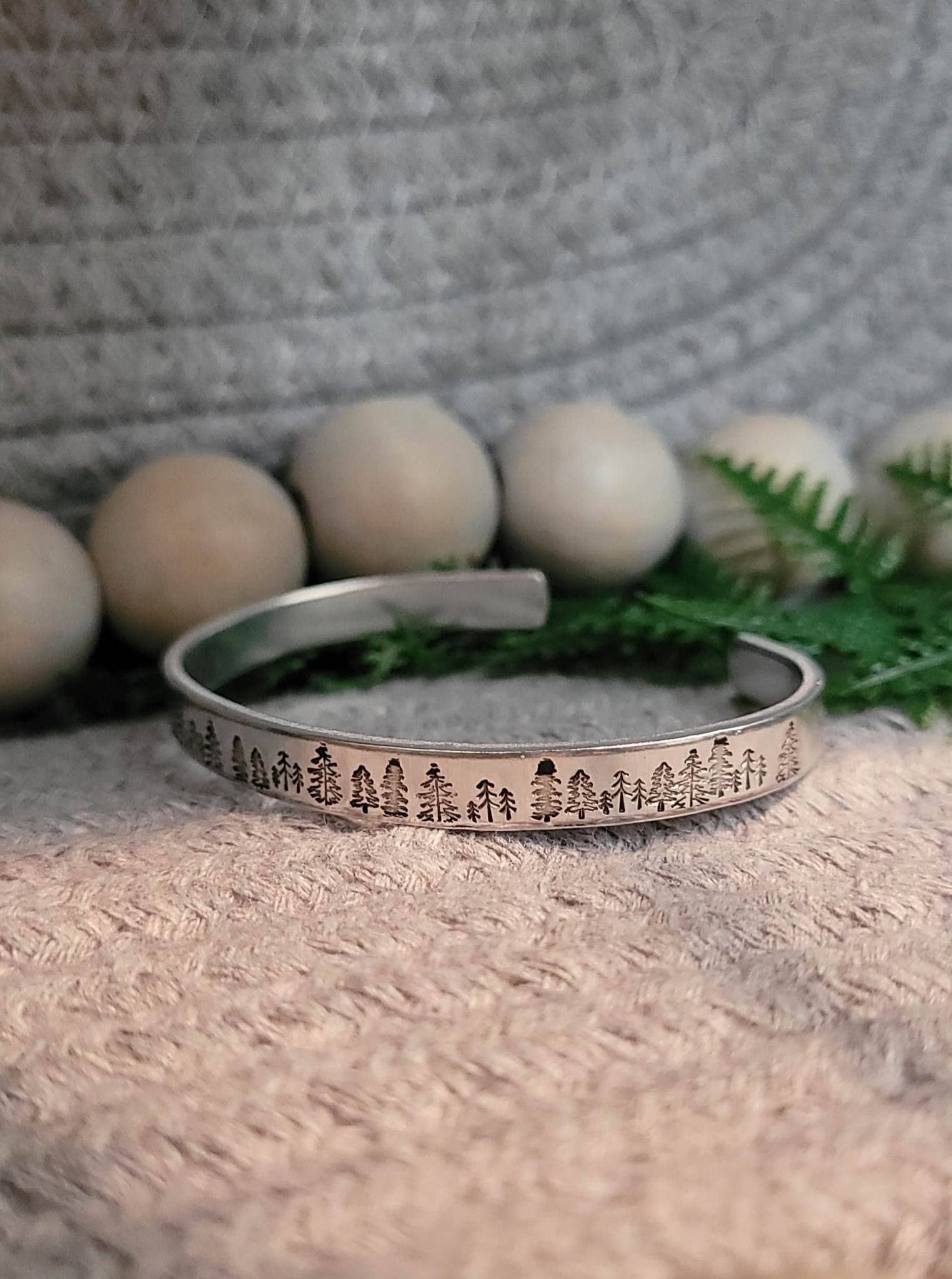 Jangles by Jan - Vente Bracelet manchette - Manchette en aluminium en forme d'arbre estampée à la main2