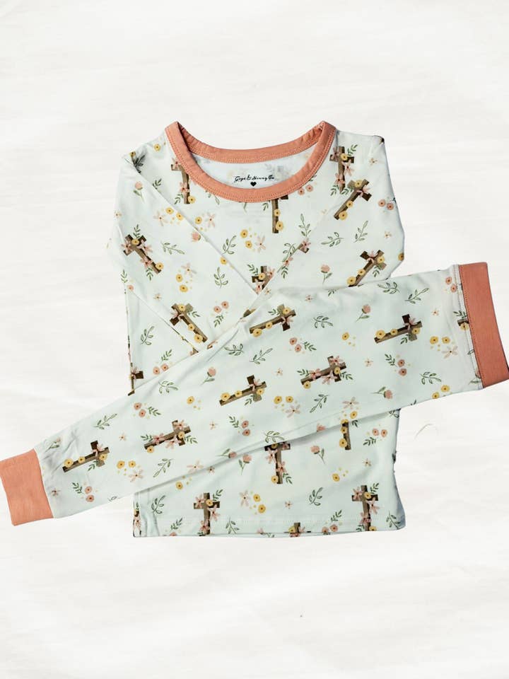 Croix Florale Pyjama Deux Pièces pour la vente par Gigi & Ninny Co