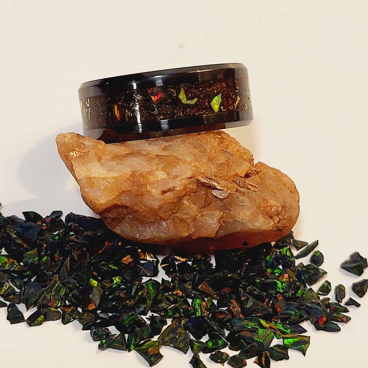 Bague en céramique noire avec opales, copeaux de bronze, lueur UV pour la vente par Natural Evolution Design