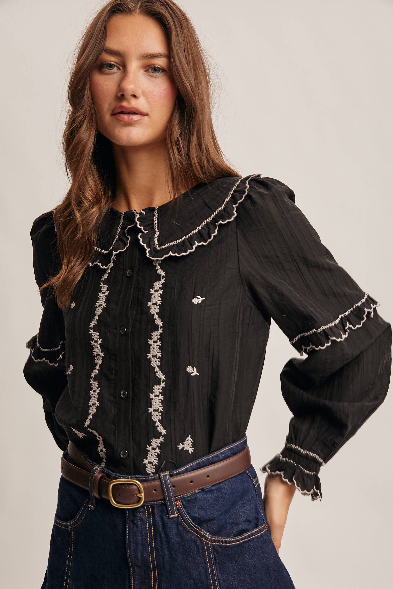 Forte – wholesale Blus - Dam – Broderad blus i bomull med volangkrage FT000329