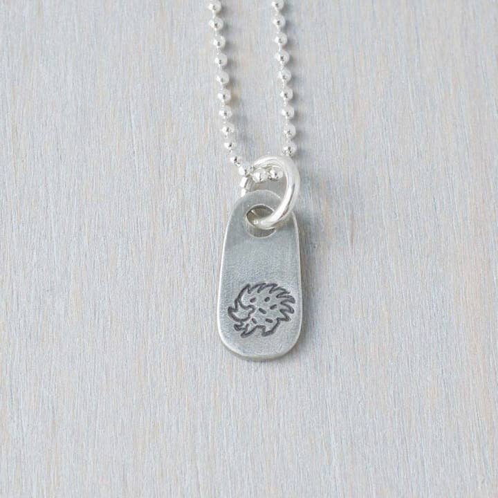 Bedelhalsketting voor dames | Egelhalsketting {artisan pewter} voor wholesale door Simpli Stamped