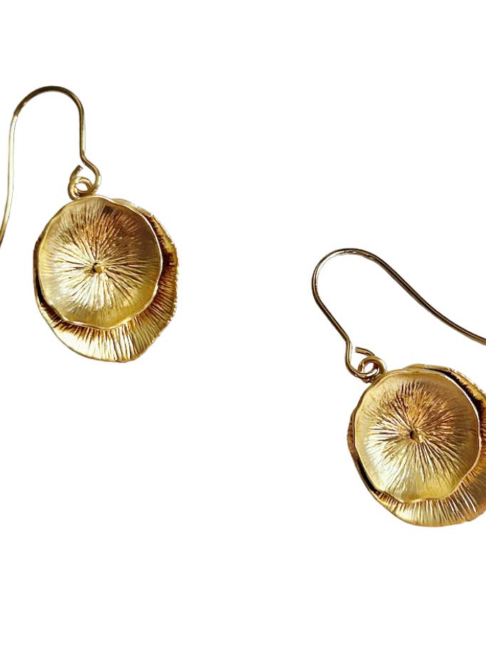 Boucles d'oreilles fleur mignonne Lilly en or pour la vente par Amber Leaf Jewellery