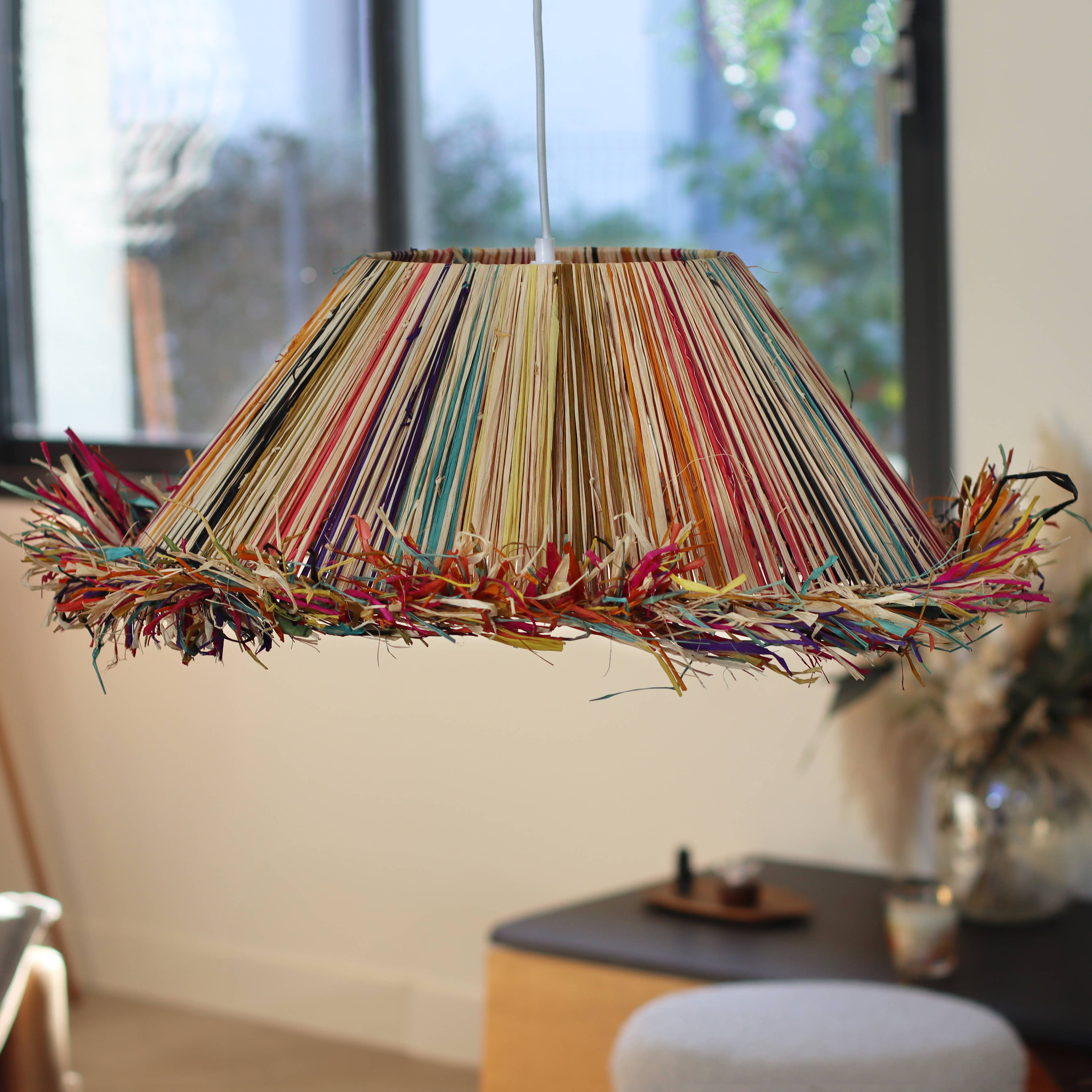 Now's Home – wholesale Ljuskrona/hängande ljus – Taklampa i färgad naturlig raffia med tofs, Ø 60 x H 20 cm JOLO1