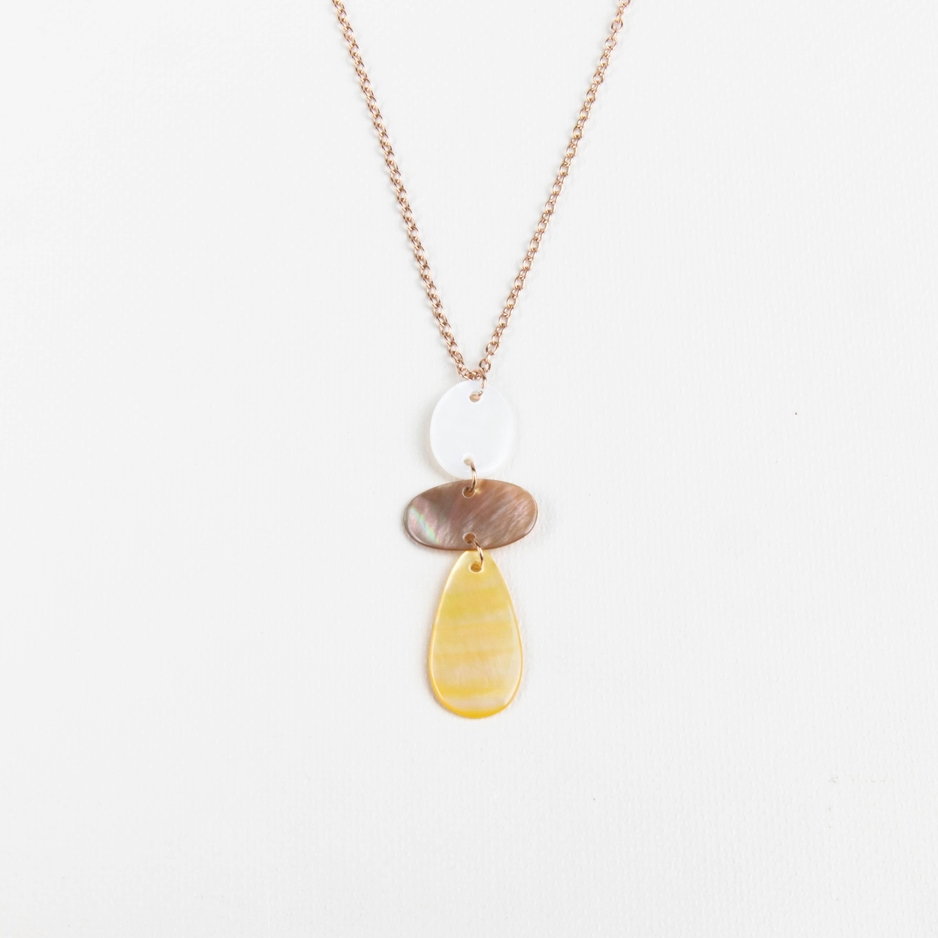 LIKHÂ - Vendita all'ingrosso Collana con ciondolo/pendaglio - Collana in madreperla tricolore rotonda, ovale e a goccia di pioggia con catena in oro rosa - Statement Jewelry | LIKHA1