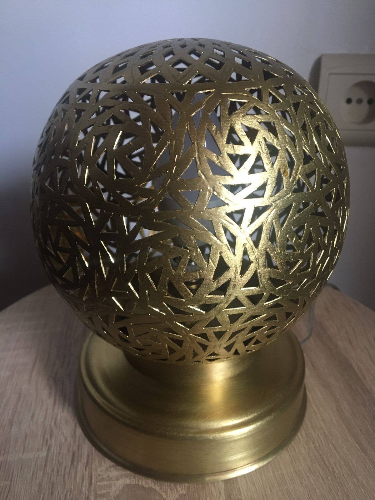 marrakeshop – Engroshandel Skrivebordslampe – Marokkansk håndlavet rund bordlampe i graveret messing15