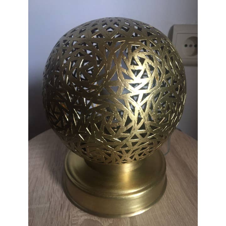 marrakeshop – Engroshandel Skrivebordslampe – Marokkansk håndlavet rund bordlampe i graveret messing15