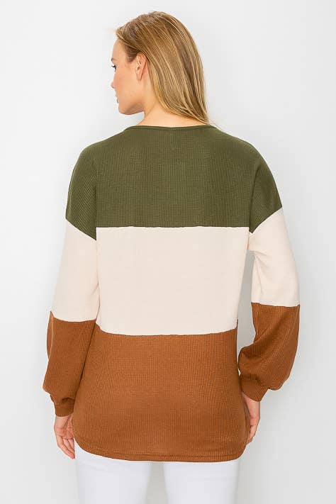 ePretty – Großhandel Strickoberteil – Damen – SZ1-TP3146 Oberteil mit Farbblock, Waffelstrick, Knopf-Detail5