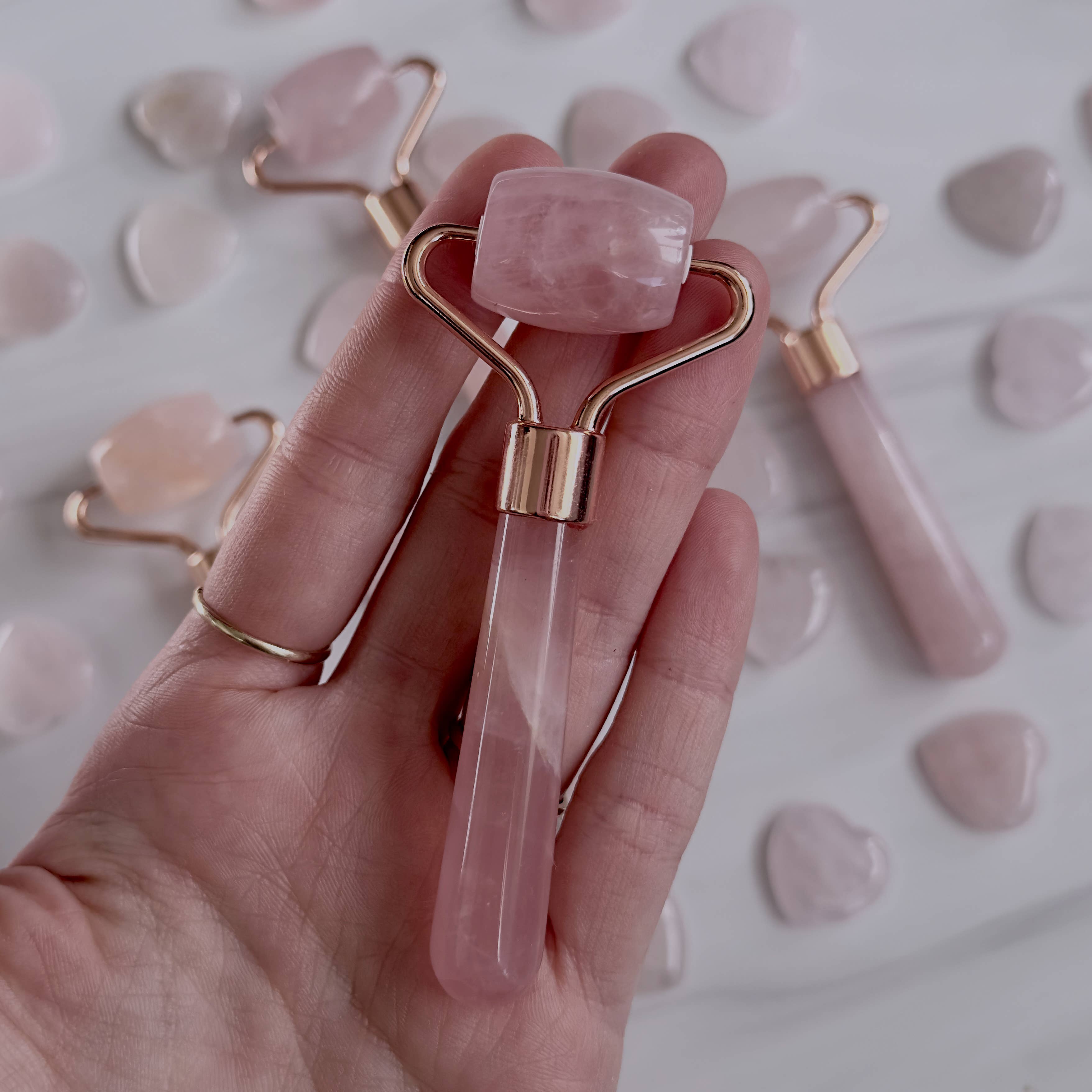 Pebble House - Venta al por mayor Rodillos de belleza/faciales - Rodillo facial mini de cuarzo rosa - Cristales y piedras1