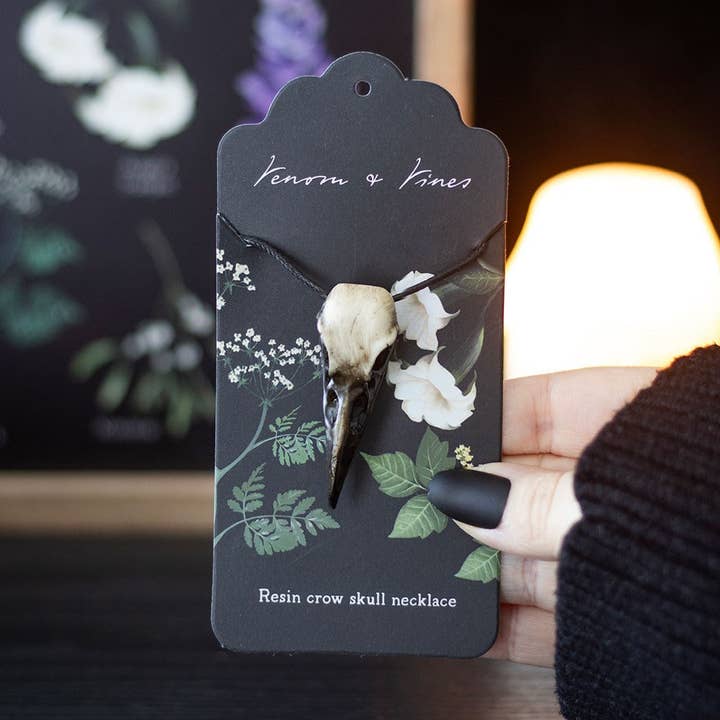 Collier Pendentif Crâne de Corbeau en Résine Gothique pour la vente par Something Different Wholesale