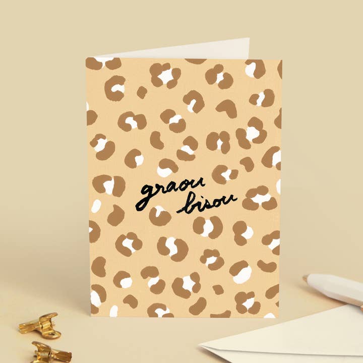 Greeting card - Graou Bisou French typography leopard beige for wholesale by intemporalis