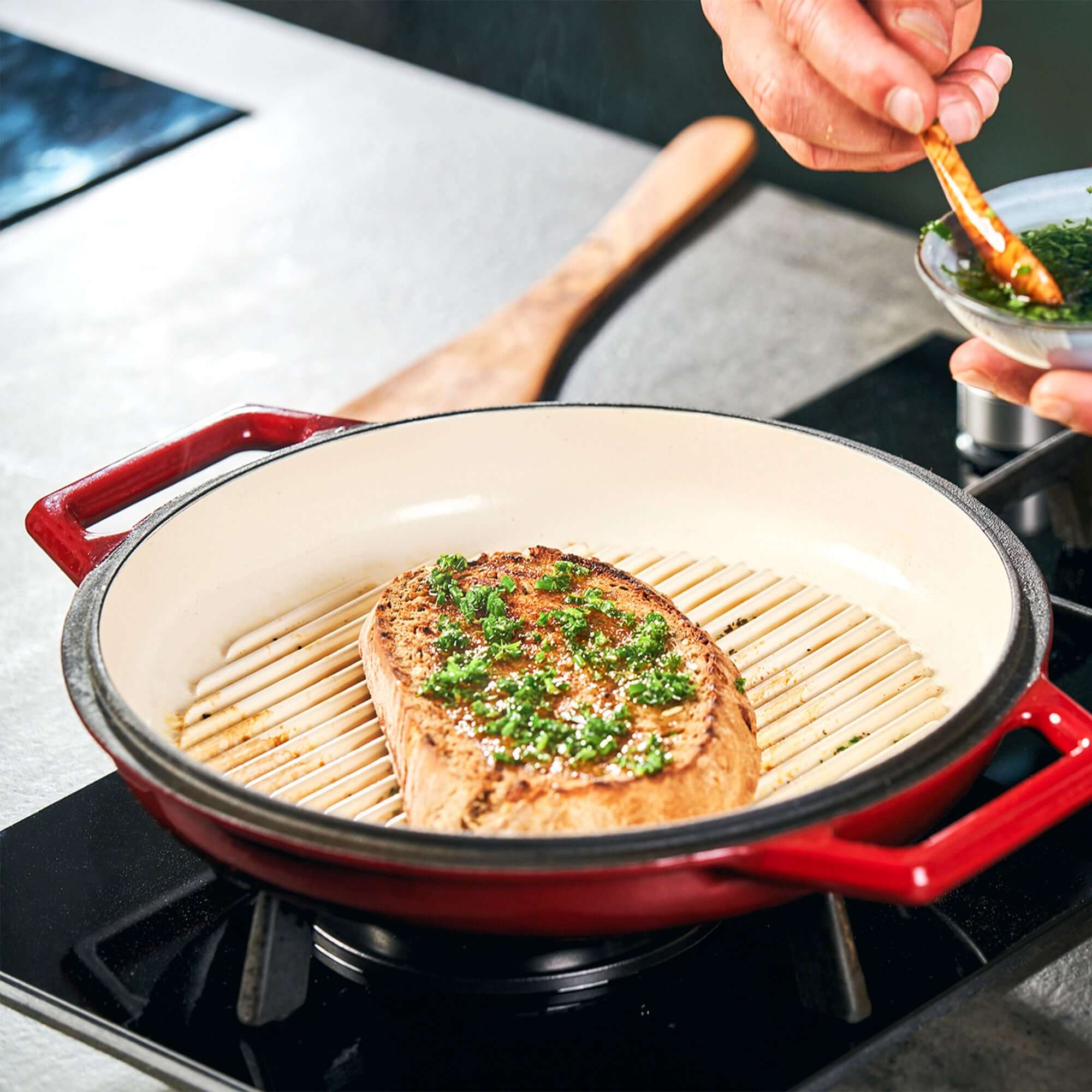 Crowd Company - Vente Marmites - La cocotte néerlandaise recyclée Tasman avec couvercle grill en rouge - Ø29 cm / 11,4"4