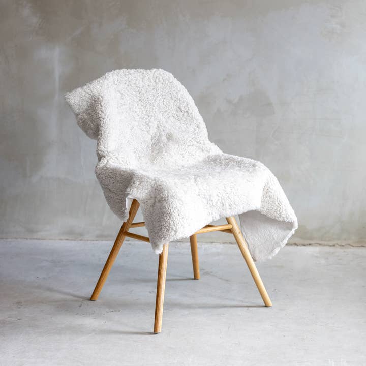 Van Buren – wholesale Chair – Crossbreed sheepskins | 4 colors