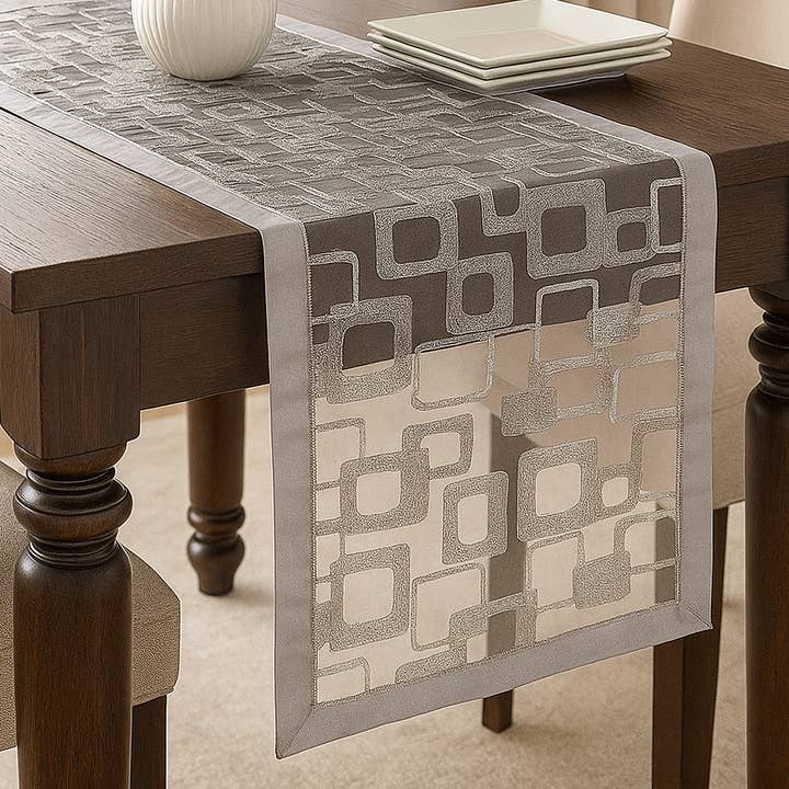 Sølvbroderet Geometrisk Halvgennemsigtig Bordløber for engroshandel hos Fennco Styles