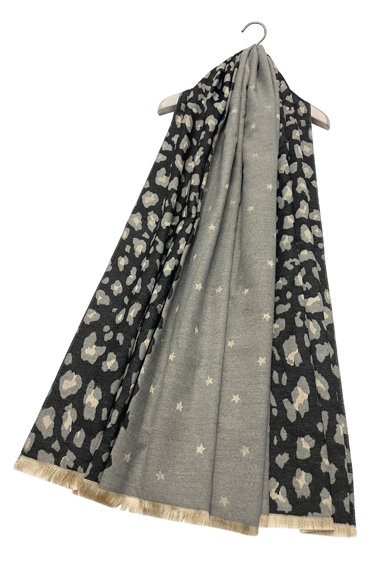 Fashion Scarf World – wholesale Halsduk - Dam – Stjärn- och leopardmönstrad vändbar scarf med fransar9