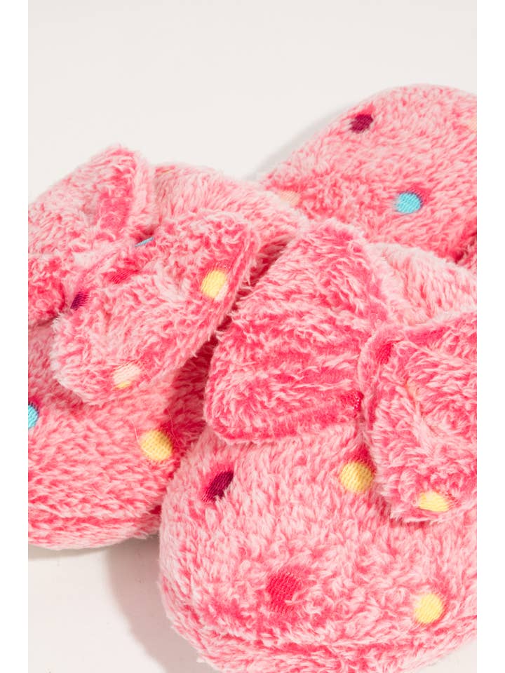 Collections by Fame Accessories – Großhandel Hausschuhe – Damen – Gepunktete, flauschige Pantoffeln mit Schleife3