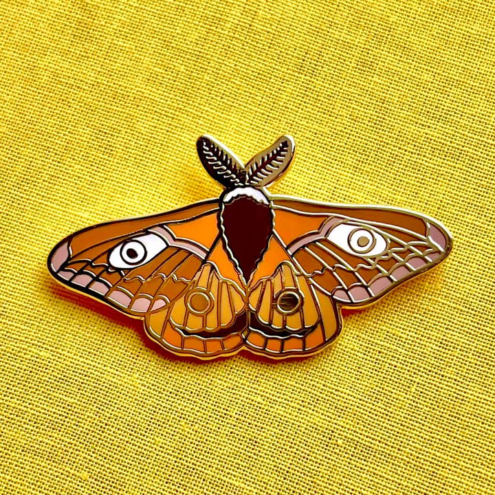 Spilla smaltata Emperor Moth per la vendita all'ingrosso da parte di ArtisXan