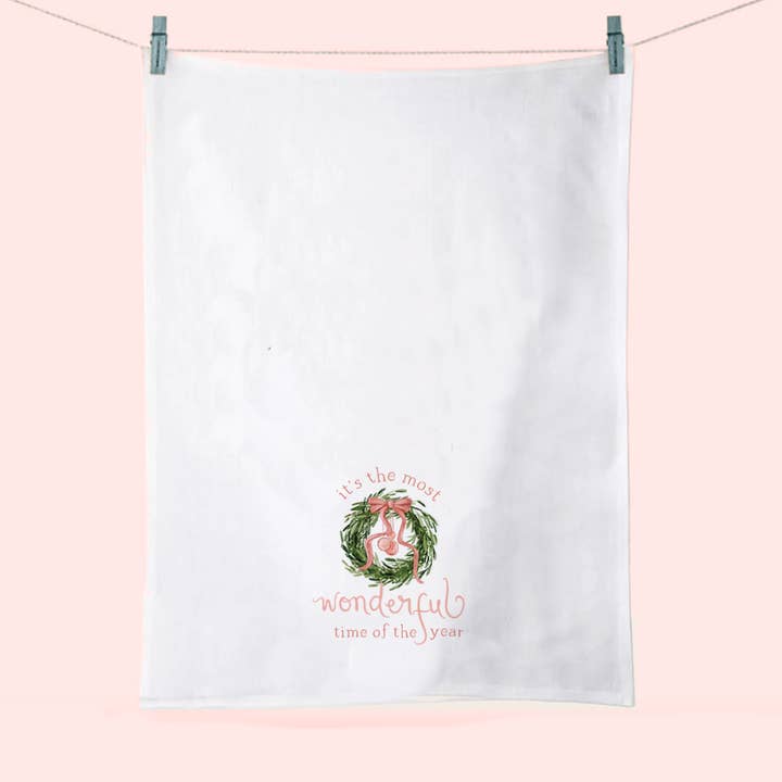 Strofinaccio con ornamento natalizio con ghirlanda rosa - Holiday Kitchen per la vendita all'ingrosso da parte di Ashley Triggiano Art & Design