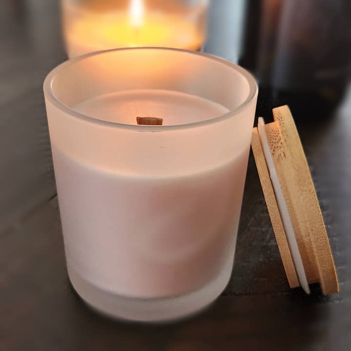 Bougie en cire de soja de 7,5 oz avec étiquette blanche dans un contenant en verre dépoli pour la vente par Andrea's Scentsations