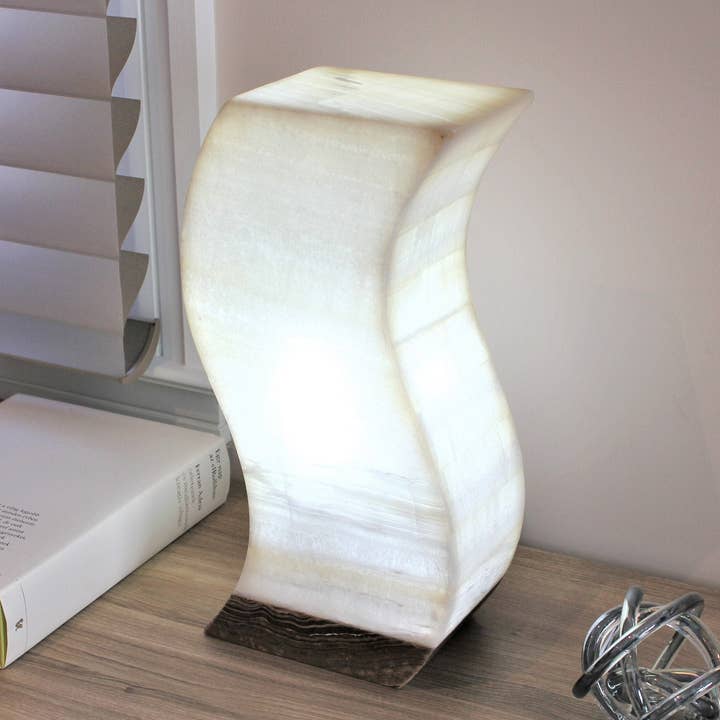 Lampe en pierre d'albâtre blanc avec base marron - 16" pour la vente par AV Onyx Home