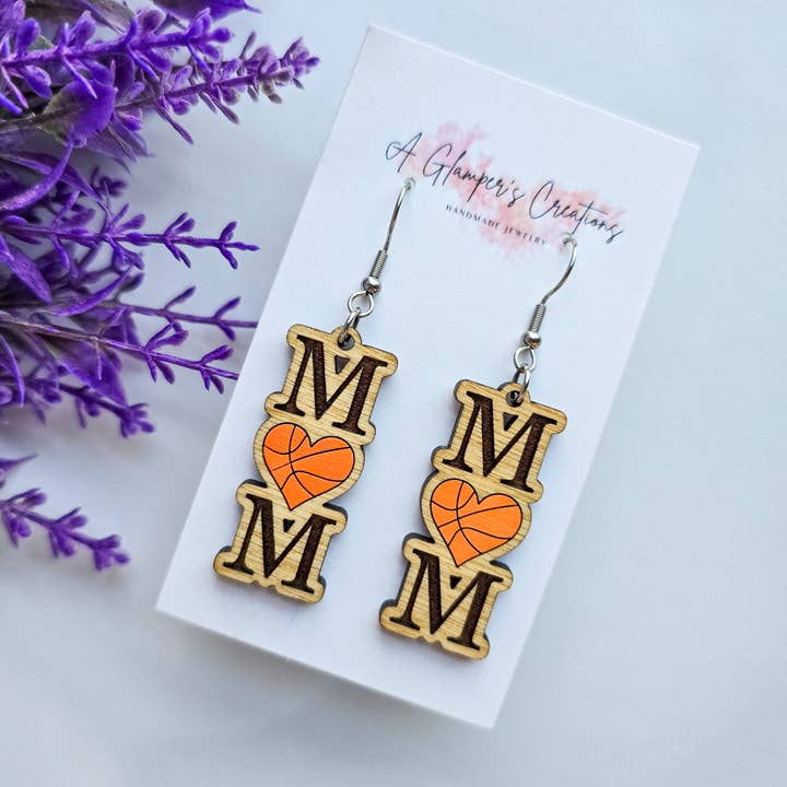 Boucles d'oreilles en bois cœur de maman de basket-ball pour la vente par A Glamper's Creations LLC