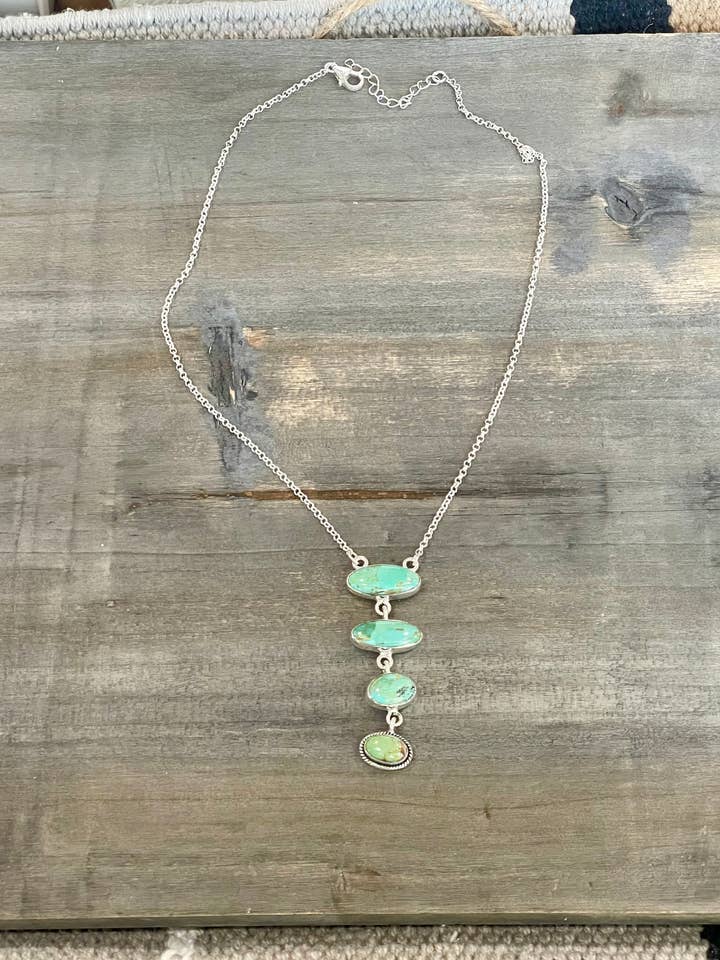 Collana pendente a 4 pietre in argento sterling e turchese Royston fatta a mano firmata Nizhoni per la vendita all'ingrosso da parte di Nizhonitradersllc
