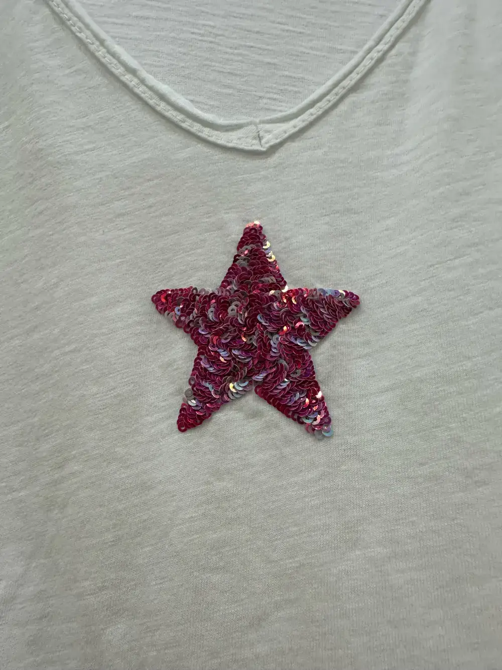 Mimi & Gogo – Großhandel T-Shirt – Damen – Damen-T-Shirt mit doppeltem V-Ausschnitt und Paillettenstern2