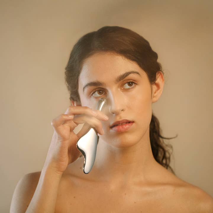 Beauty D - Wholesale Gua Sha Tool - Hadaka Sōleil Solar Powered Microcurrent Gua Sha Sculptor4