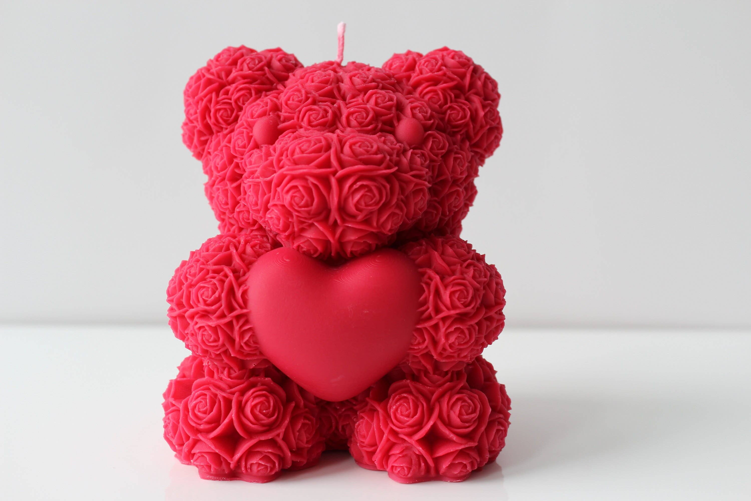 Latana Candles - Vente Bougies originales - Grande bougie ours en peluche avec cœur et motif de roses rouges1