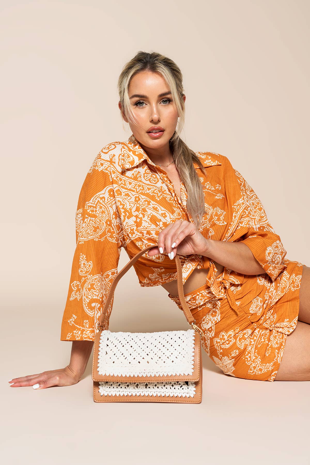 Marfim M2314 Gianna Macrame Woven Crossbody c/ Bracelete para venda a revendedores na Faire