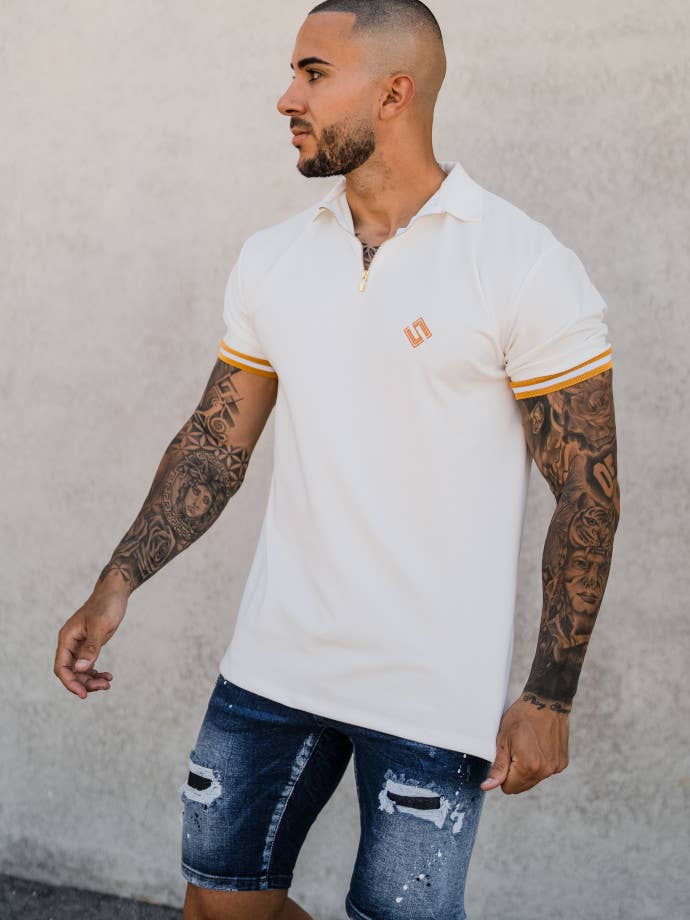 Slick vit Ringer pikétröja W/guld Rib för wholesale av Slick Store