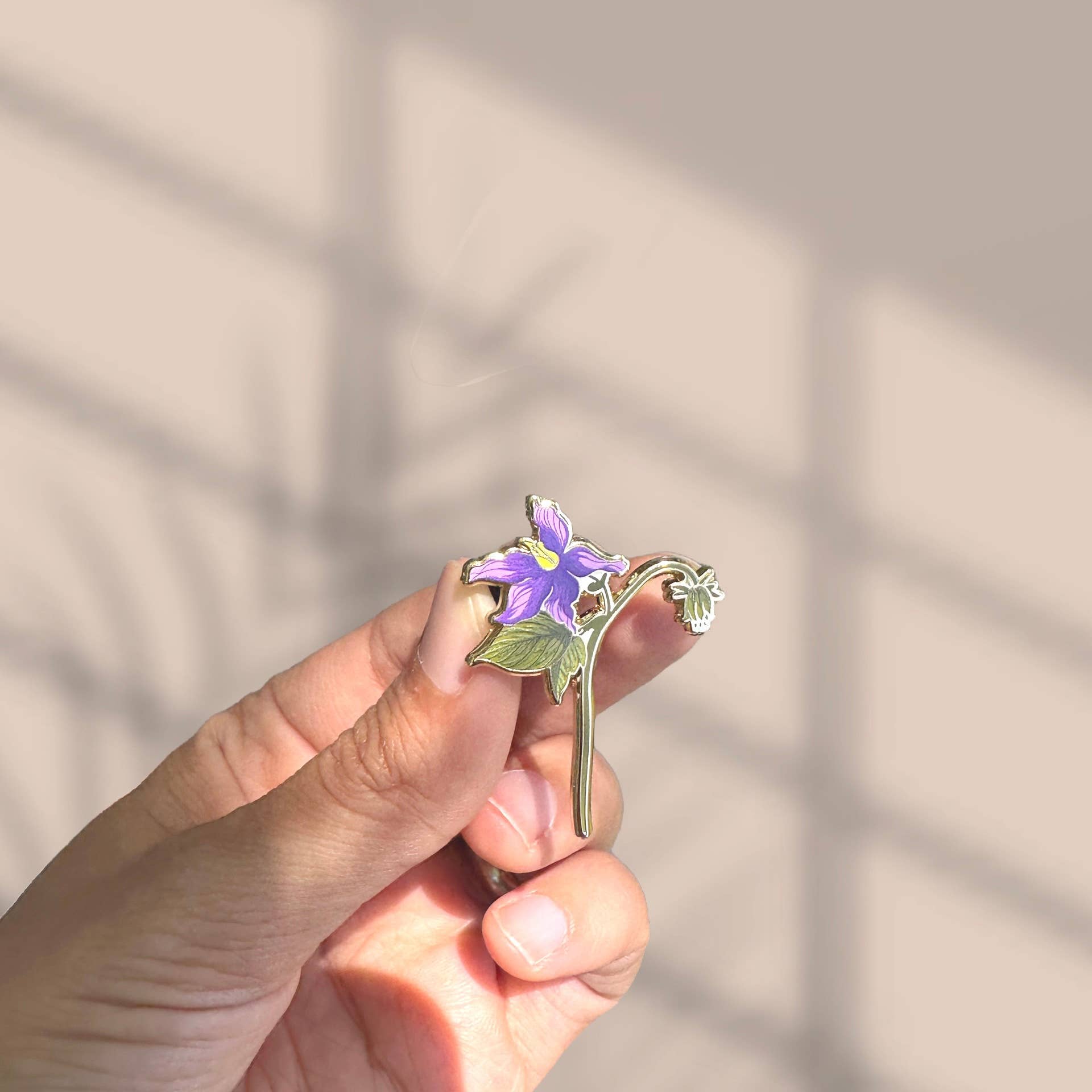 Plant Scouts – wholesale Nål och knapp för kavajslag – Nightshade Flower Emaljnål Dödlig giftblomma2