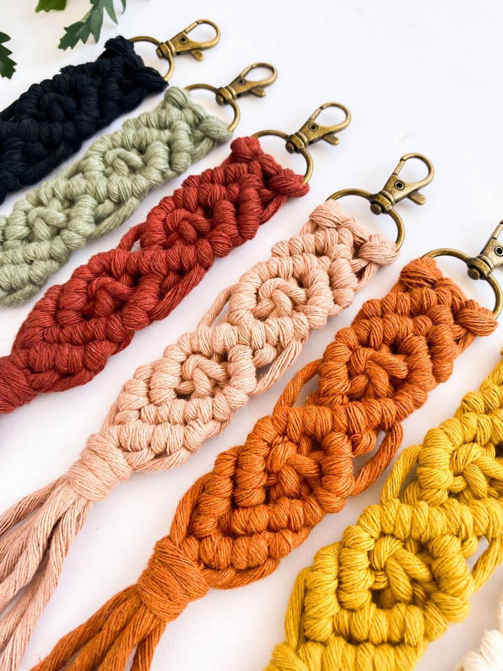 Portachiavi in macramè | Portachiavi Boho | Portachiavi grande per la vendita all'ingrosso da parte di Knots & Fringe