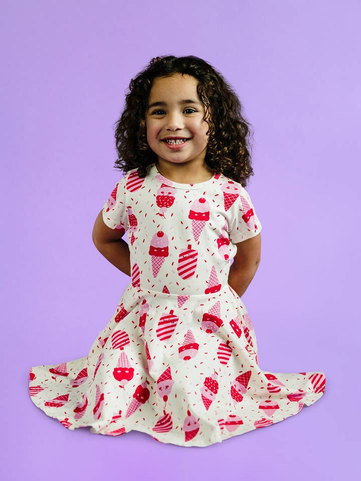 Creme VESTIDO DE MANGA CURTA COM CINTURA DE GELADO DE CEREJA para venda a revendedores na Faire0